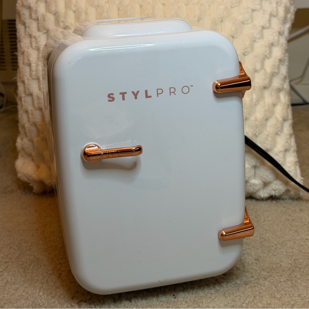 StylPro Mini Cosmetic Fridge – Cooling & Warming